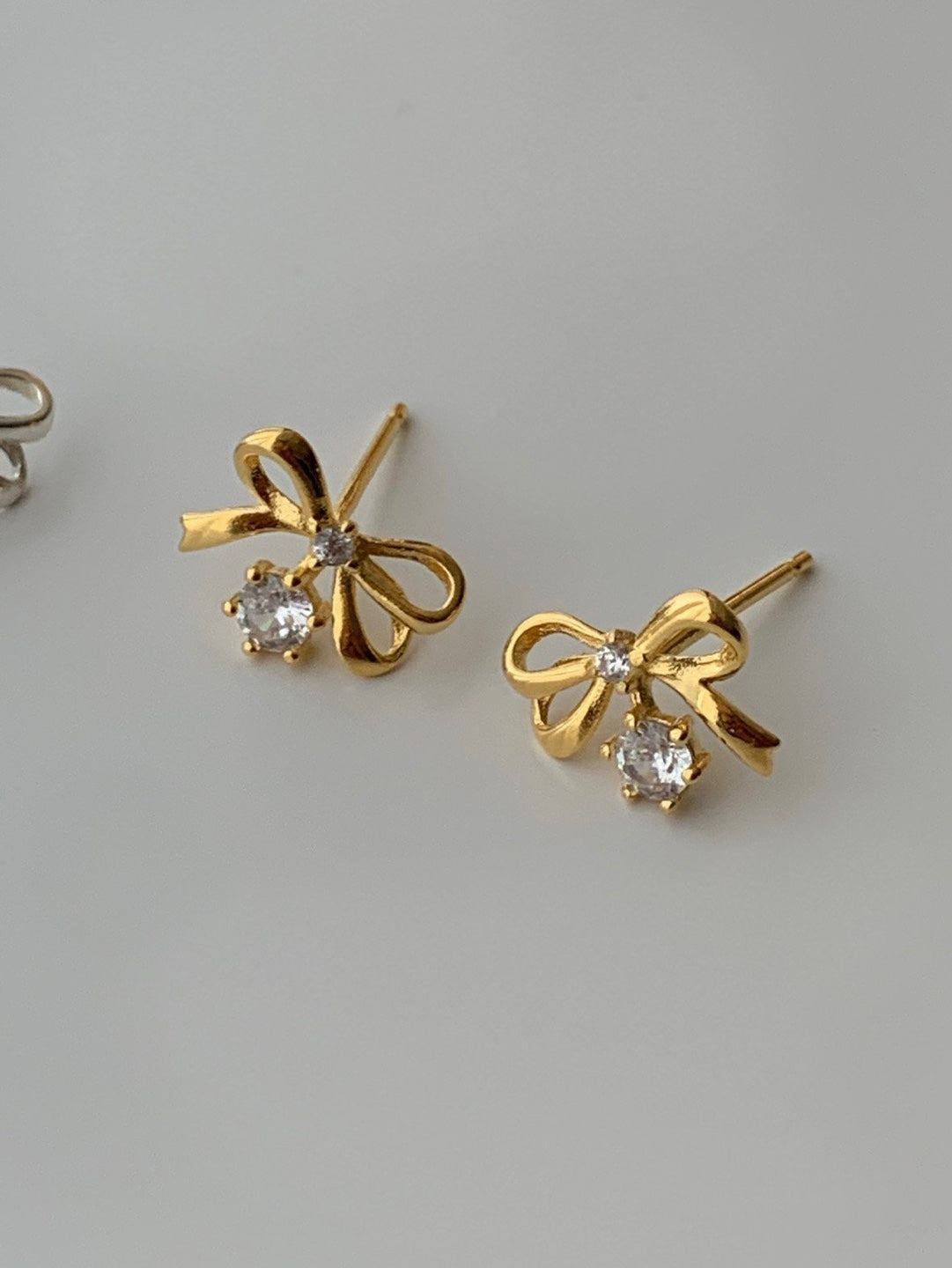 [925silver] ribbon cubic zirconia earrings