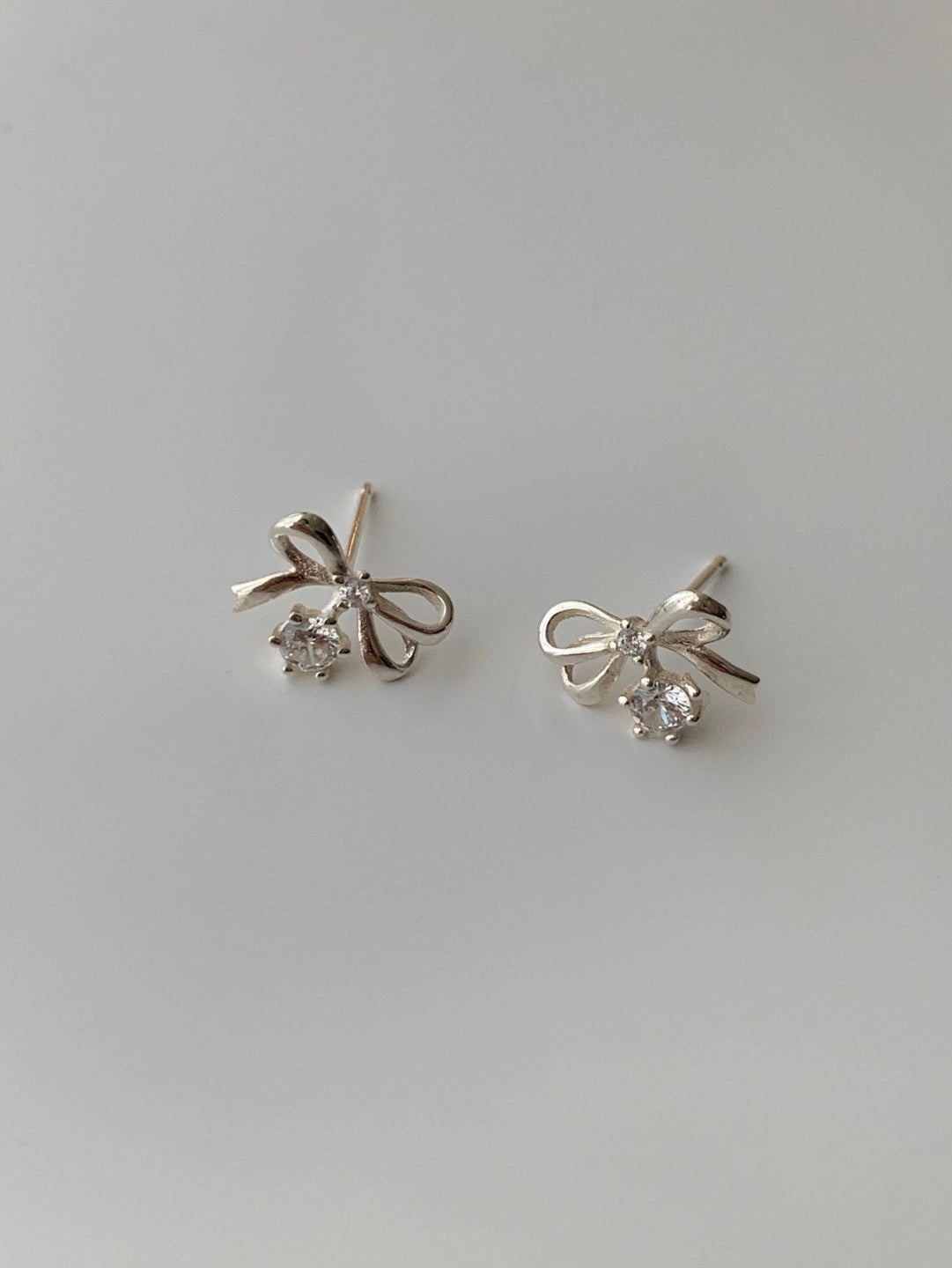 [925silver] ribbon cubic zirconia earrings